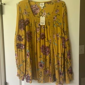 St John’s Bay XLT ladies blouse. NWT. Beautiful pattern and colors.